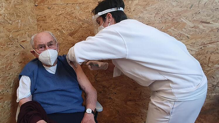 Pamela Ziegler impft den 96-jährigen Arthur Schultheis aus Feuerthal.