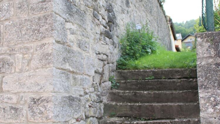 Willi Diez will schadhafte Teile der Mauer in der Hauptstraße sanieren und hofft auf eine gleichzeitige Sanierung der Treppe.
