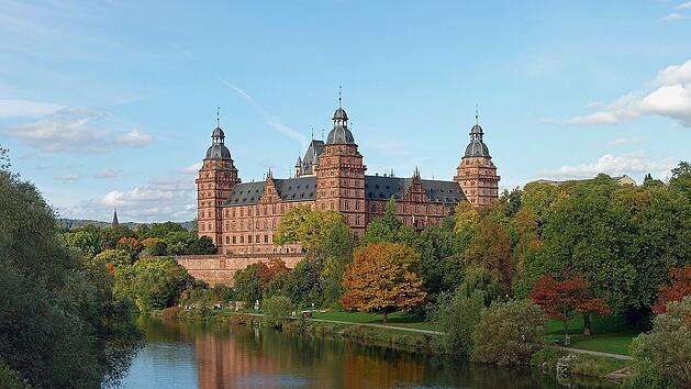 Aschaffenburgs Wahrzeichen ist das Schloss Johannisburg.