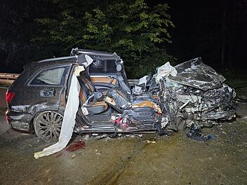 Jugendliche verunglücken mit Auto - einer stirbt