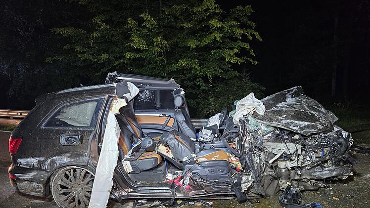 Jugendliche verunglücken mit Auto - einer stirbt