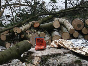 Der Unglücksort im Wald bei Schönsreuth am Folgetag. Eine Rettungsdecke und eine Schiene zur Stabilisierung von Brüchen waren offensichtlich dort vergessen worden. Foto: Frank Spitzenpfeil