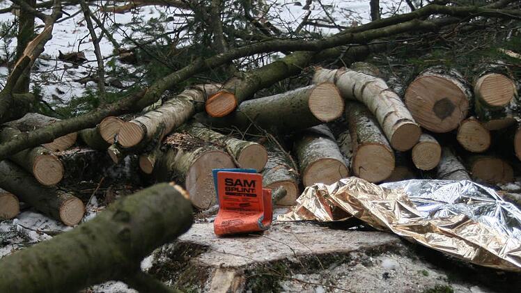 Der Unglücksort im Wald bei Schönsreuth am Folgetag. Eine Rettungsdecke und eine Schiene zur Stabilisierung von Brüchen waren offensichtlich dort vergessen worden. Foto: Frank Spitzenpfeil