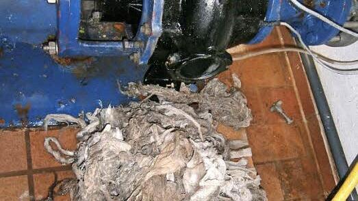 Stofffetzen verstopfen immer wieder die Abwasserpumpen in Rothwind - ein Ärgernis für die Gemeinde.  Foto: privat