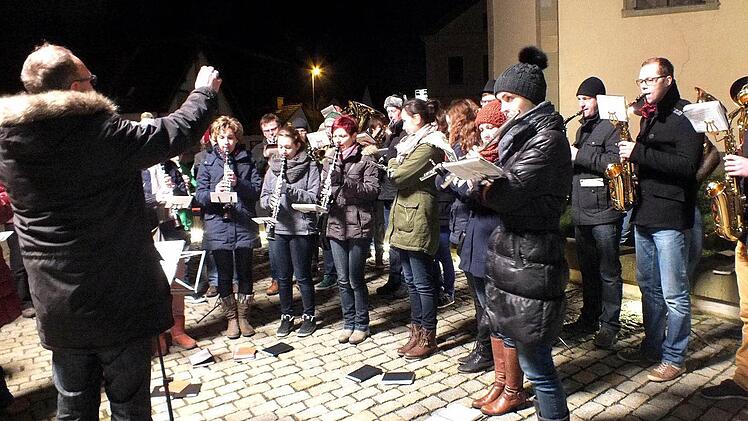 Mit einem Standkonzert erfreute das Blasorchester die Sander Bürgerinnen und Bürger beim Neujahrsemfang anlässlich von 875 Jahren Sand auf dem Dorfplatz.