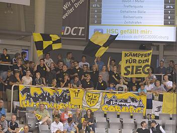 Oft sind die Transparente, die von den Mitgliedern des HSC-Fanclubs "Westkurve" ausgebreitet werden, motivierend. Doch es gab auch immer wieder unanständige Parolen. Foto: Archiv