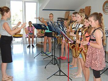 Die jungen Musiker vom Jugendblasorchester aus Thulba zeigten, was sie schon alles bei Yvonne Roth-Wächter (l.) gelernt haben. Foto: Günther Straub