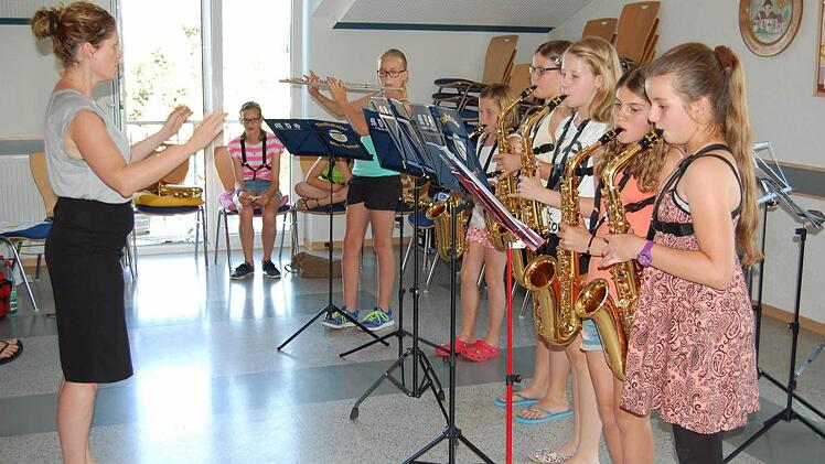 Die jungen Musiker vom Jugendblasorchester aus Thulba zeigten, was sie schon alles bei Yvonne Roth-Wächter (l.) gelernt haben. Foto: Günther Straub