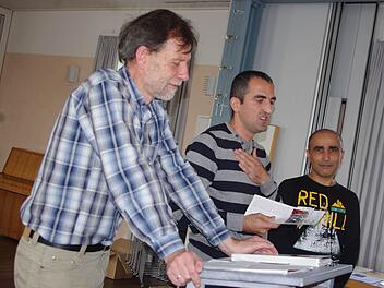 Die Aserbaidschaner Ridvan Dadasov (Mitte) und Sulejman Satullajew (rechts) erzählten von ihren Lebensbedingungen im Landkreis Kronach. Mit im Bild ist Gerd Weickert (links). Foto: Heike Schülein