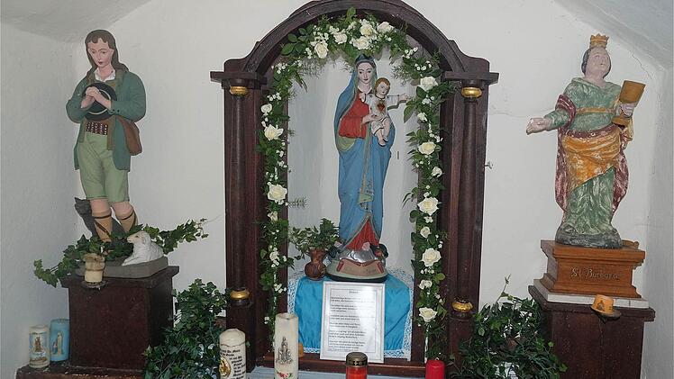 Mehrere Heiligenfiguren schmücken im Inneren die Kapelle: Wendelin, Josef und Maria mit dem Kind. Die wertvolle Figur der heiligen Barnara wurde 1990 durch eine Kopie ersetzt. Foto: Gerd Schaar