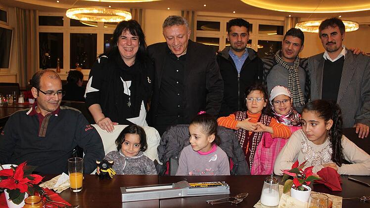 Die ersten drei Flüchtlinge wurden bei Heinz-Glas eingestellt. Mit im Bild: Melanie Fiedler von der Heinz-Personalabteilung und Adem Elkol (hintere Reihe, 1. und 2. von links).