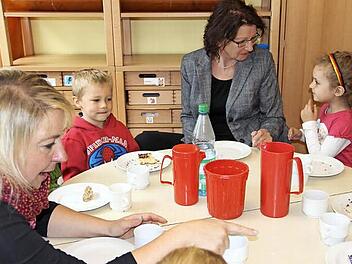 Manuela Maisel (links) und Elisabeth Weith freuen sich schon auf viele neue Gesichter im neuen Kindergarten. Foto: Katharina Müller-Sanke