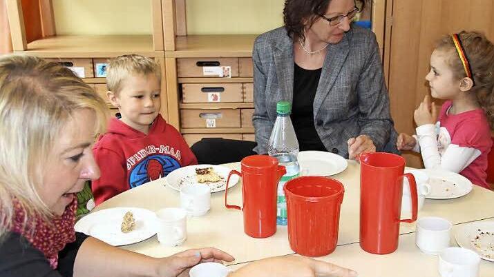 Manuela Maisel (links) und Elisabeth Weith freuen sich schon auf viele neue Gesichter im neuen Kindergarten. Foto: Katharina Müller-Sanke