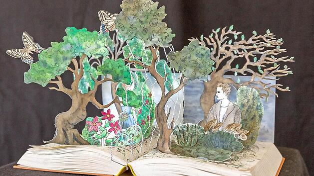 Aus den von der von Gymnasiasten gestalteten Büchern tritt dem Betrachter die Geschichte förmlich entgegen. Foto: Verena Bedenk