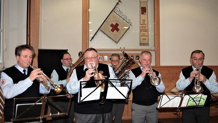 Kapellmeister Alexander Wachsmann (links) mit dem Blechbläser-Ensemble des Rot-Kreuz-Orchesters