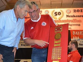 Ehrenmitglied Joachim Beez (r.) zeigt Klaus Augenthaler das Juwel und die Besonderheit des Fan-Clubs Neukenroth: die Fanclub- Kette mit allen Titeln des FC Bayern geschmückt. Foto: K. H. Hofmann