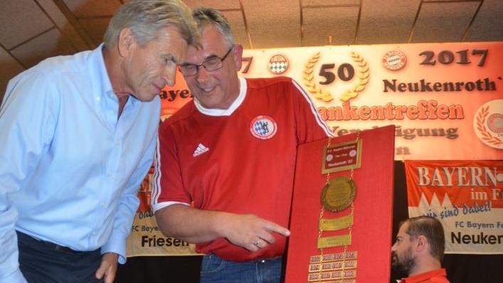 Ehrenmitglied Joachim Beez (r.) zeigt Klaus Augenthaler das Juwel und die Besonderheit des Fan-Clubs Neukenroth: die Fanclub- Kette mit allen Titeln des FC Bayern geschmückt. Foto: K. H. Hofmann