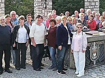 Die Chorgemeinschaft Frohsinn am Ehrenmal des Fr&auml;nkischen S&auml;ngerbundes auf dem Hahnberg.  Foto: M&uuml;ller