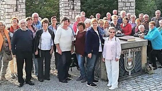 Die Chorgemeinschaft Frohsinn am Ehrenmal des Fr&auml;nkischen S&auml;ngerbundes auf dem Hahnberg.  Foto: M&uuml;ller