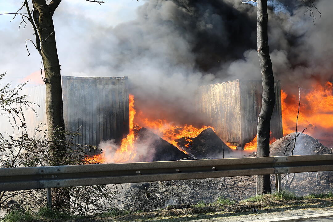 Firmengebäude in Oberfranken geht in Flammen auf