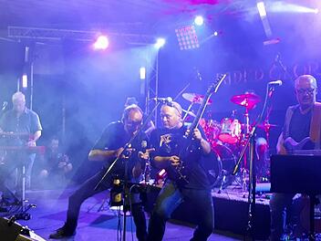 Bestes Wetter, viele Leute, klasse Band, tolle Stimmung - der Samstagabend auf der Musicbase mit "Faded Glory" zum Abschluss. Fotos: MIH, Richard Sänger, Bernhard Panzer