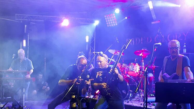 Bestes Wetter, viele Leute, klasse Band, tolle Stimmung - der Samstagabend auf der Musicbase mit "Faded Glory" zum Abschluss. Fotos: MIH, Richard S&auml;nger, Bernhard Panzer