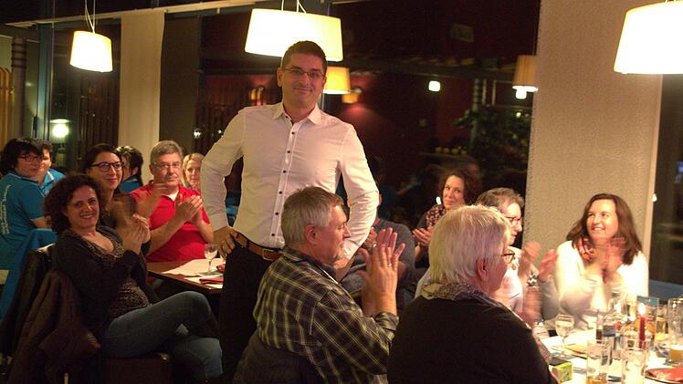 Christian Gunsenheimer soll Coburger Landrat werden. Darin waren sich zumindest die Delegierten der überparteilichen Kreiswahlgemeinschaft der Freien Wähler bei der Nominierungsversammlung am Mittwochabend in der "Therme Natur" in Bad Rodach einig. Neben dem einstimmigen Votum erntete die kämpferische und selbstbewusste Rede des aktuellen Landrats-Stellvertreters viel Applaus. Foto: Bettina Knauth