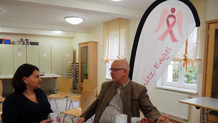 Tina Neuß, die Gründerin der Selbsthilfegruppe, im Gespräch mit Hirschaids Bürgermeister Klaus Homan Andrea Spörlein