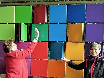 Förderkreis-Vorsitzende Inge Tischer (links) und Regierungspräsidentin Heidrun Piwernitz vor dem Kunstwerk in Himmelkron. Foto: Werner Reißaus