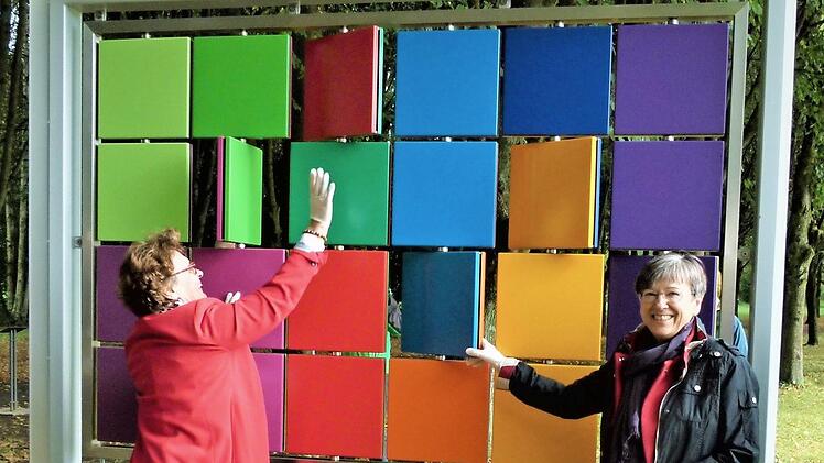 Förderkreis-Vorsitzende Inge Tischer (links) und Regierungspräsidentin Heidrun Piwernitz vor dem Kunstwerk in Himmelkron. Foto: Werner Reißaus