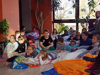 An der Küpser Schule soll die Ganztagsbetreuung ausgeweitet werden. Unser Bild entstand 2019 beim Vorlesetag an der Schule. Foto: Schülein/Archiv 