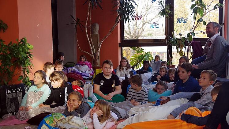 An der Küpser Schule soll die Ganztagsbetreuung ausgeweitet werden. Unser Bild entstand 2019 beim Vorlesetag an der Schule. Foto: Schülein/Archiv 