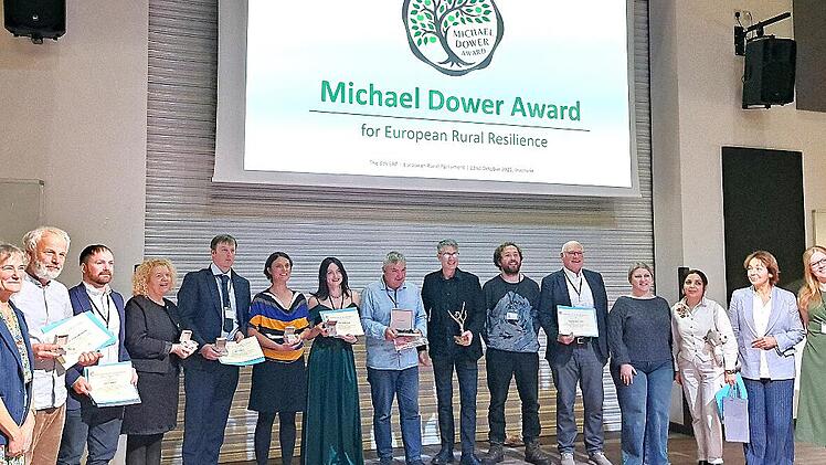 Projektmanagerin Kerstin Brückner (Sechste v. l.) und Gründungsvorsitzender Wolfgang Borst (Fünfter v. r.) zusammen mit weiteren Finalisten und Mitgliedern der Jury des Michael-Dower-Awards 2025.