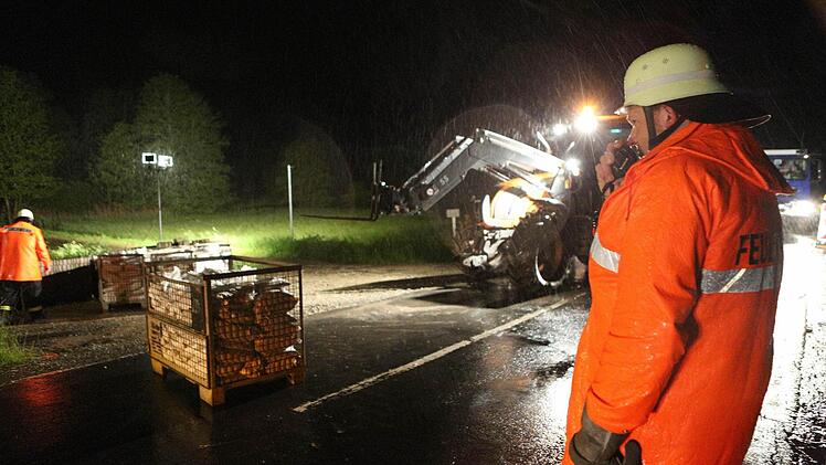 Mit vereinten Kräften kämpften Feuerwehr und THW in der Nacht auf Montag gegen einen drohenden Dammbruch am Tretzendorfer Weiher. Foto: News5 / Herse