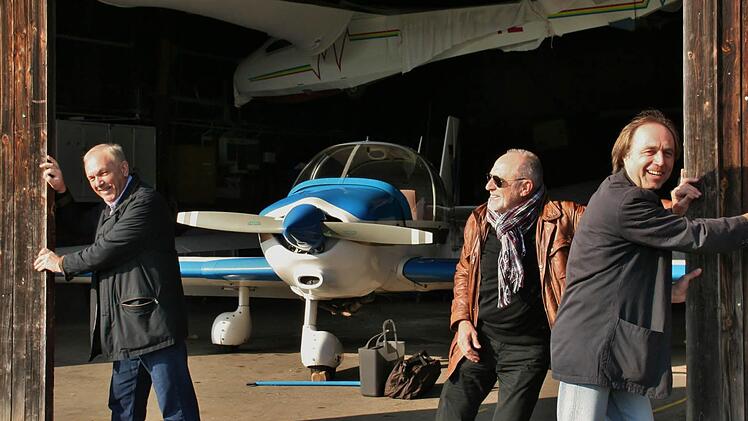 Sie schieben bei den Motorfliegern kräftig an (von links): Bernd Strauß, Friedrich Denninger und Vorsitzender Hubert Schultheiss . Fotos: Werner Vogel