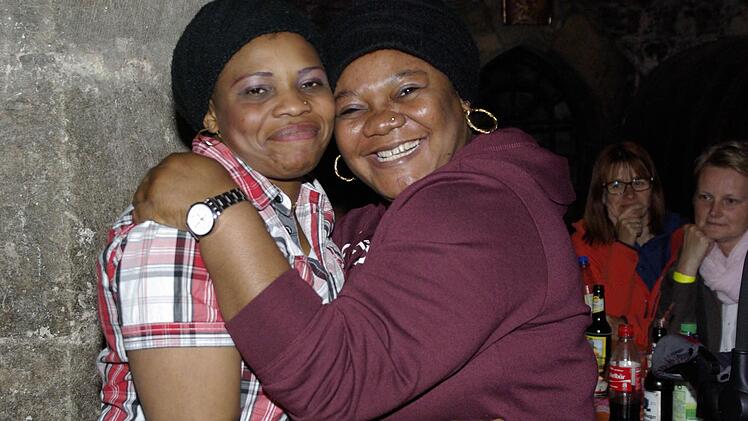 "Tanz und Toleranz ist eine tolle Party" sind sich Sandra (links) und Joy einig. Auch andere Besucher der Hammelburger Veranstaltung im Rathauskeller finden: "Das sollte man öfter machen". Fotos: Winfried Ehling