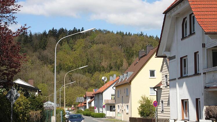 Blick von der Altenkunstadter Ortsstraße "Zum Külmitz" auf den Gemeindeberg. Der Gemeinderat beschloss unten an der Kante des Berges einen Standort für einen Mobilfunkmasten auszuweisen und nicht wie von der Bürgerinitiative gewünscht, auf dem Höhenzug des Berges.  Foto: Stöckel