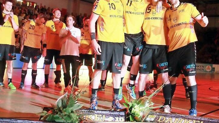 Viel Applaus bekam das scheidende Quartett (von links): Matthias Gerlich, Sebastian Kirchner, Tomas Riha und Jiri Vitek. Alle vier HSC-Spieler bestreiten in Springe ihr letztes Pflichtspiel und wollen ihre Karriere in Coburg natürlich mit dem Aufstieg in die 1. Bundesliga krönen.