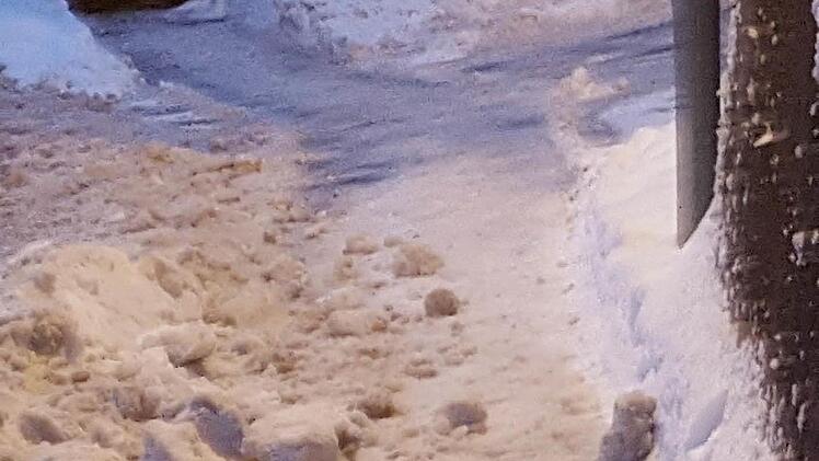 Der Gehsteig vor dem Grundstück von Heinrich Zapf in Rothenkirchen, nachdem der Winterdienst die Straße geräumt hatte. Foto: Heinrich Zapf