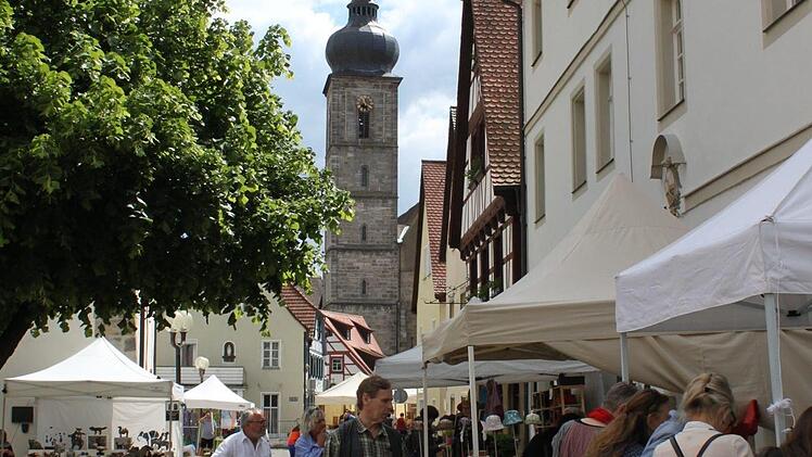 Zum Kunsthandwerkermarkt und verkaufsoffenen Sonntag waren zahlreiche Besucher gekommen. Foto: Carmen Schwind