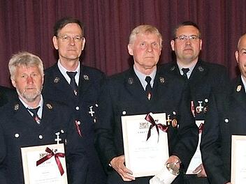Die geehrten Feuerwehrleute mit Landrat und Bürgermeister, KBR Oliver Flake, KBI Johannes Schmitt und KBR Martin Arneth  Foto: M. Erlwein