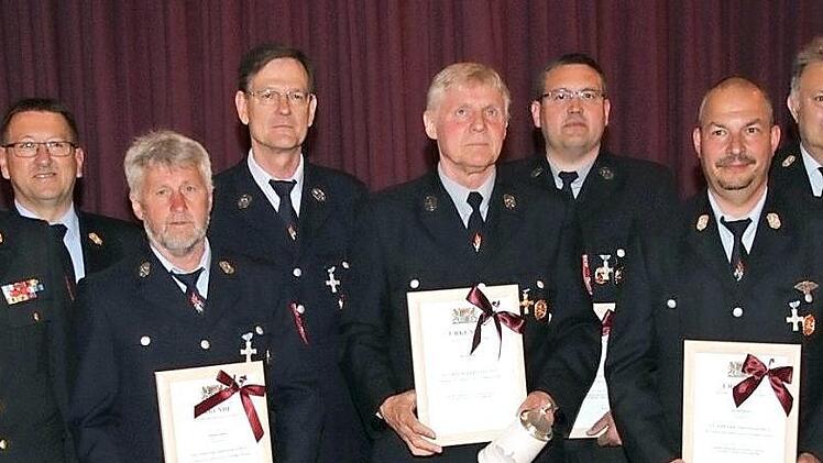 Die geehrten Feuerwehrleute mit Landrat und Bürgermeister, KBR Oliver Flake, KBI Johannes Schmitt und KBR Martin Arneth  Foto: M. Erlwein