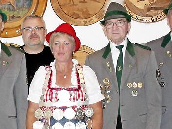 Die Majestät Ute Iuliano mit von links Vorstand Michael Reuth, 1. Ritter Peter Reuth, 2. Ritter Roland Backer und Schützenmeister Günther Lieb, der zugleich die Königskette an die neue Regentin übergab. Fotos: Karl-Heinz Hofmann