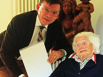 Bürgermeister  Armin Warmuth gratulierte Franziska Herbst zum 100. Geburtstag und überreichte die Urkunde "Patrona Bavaria" des Bayerischen Ministerpräsidenten. Winfried Ehling
