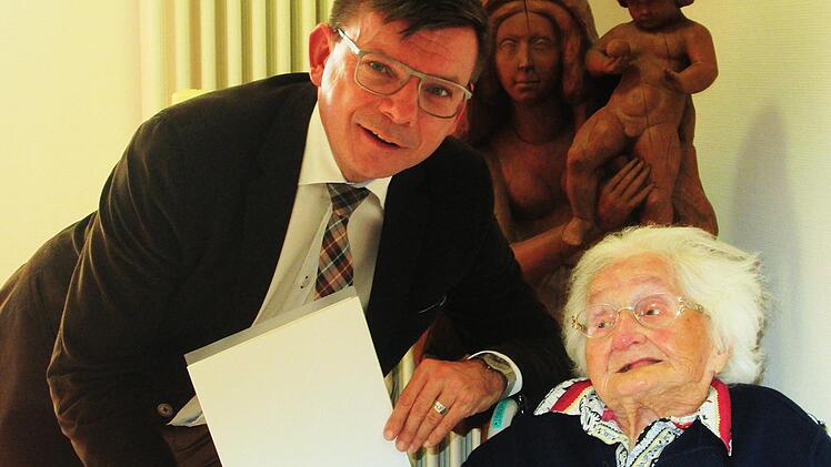 Bürgermeister  Armin Warmuth gratulierte Franziska Herbst zum 100. Geburtstag und überreichte die Urkunde "Patrona Bavaria" des Bayerischen Ministerpräsidenten. Winfried Ehling