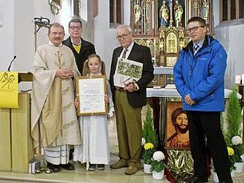 Bei der Auszeichnung (von links): Pfarrer Reinhold Braun, Manfred Ullrich (Kirchenverwaltung), Lydia Jäger mit der Urkunde, Gerhard Jäger und Lorenz Mai vom Pfarrgemeinderat Foto: Renate Neubecker