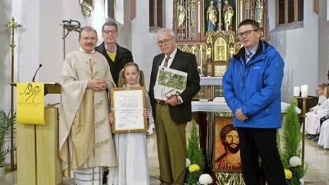 Bei der Auszeichnung (von links): Pfarrer Reinhold Braun, Manfred Ullrich (Kirchenverwaltung), Lydia Jäger mit der Urkunde, Gerhard Jäger und Lorenz Mai vom Pfarrgemeinderat Foto: Renate Neubecker