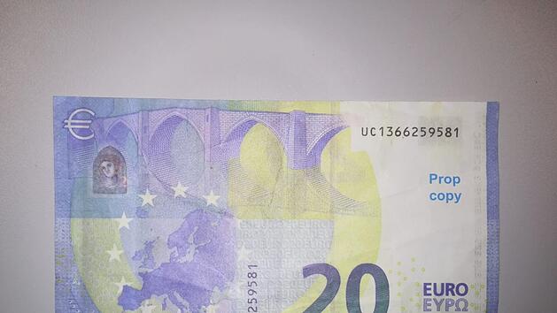 Eine der sichergestellten 20-Euro-Falschnoten mit dem Aufdruck "prop copy". Quelle: LKA