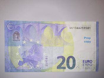 Eine der sichergestellten 20-Euro-Falschnoten mit dem Aufdruck "prop copy". Quelle: LKA