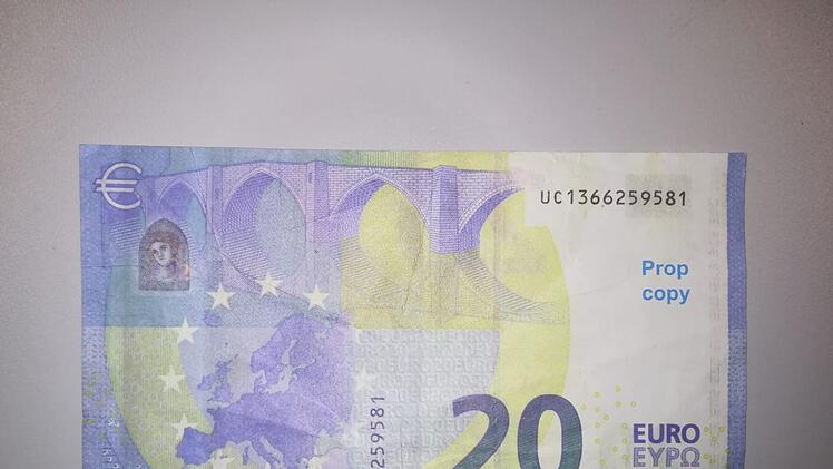 Eine der sichergestellten 20-Euro-Falschnoten mit dem Aufdruck "prop copy". Quelle: LKA